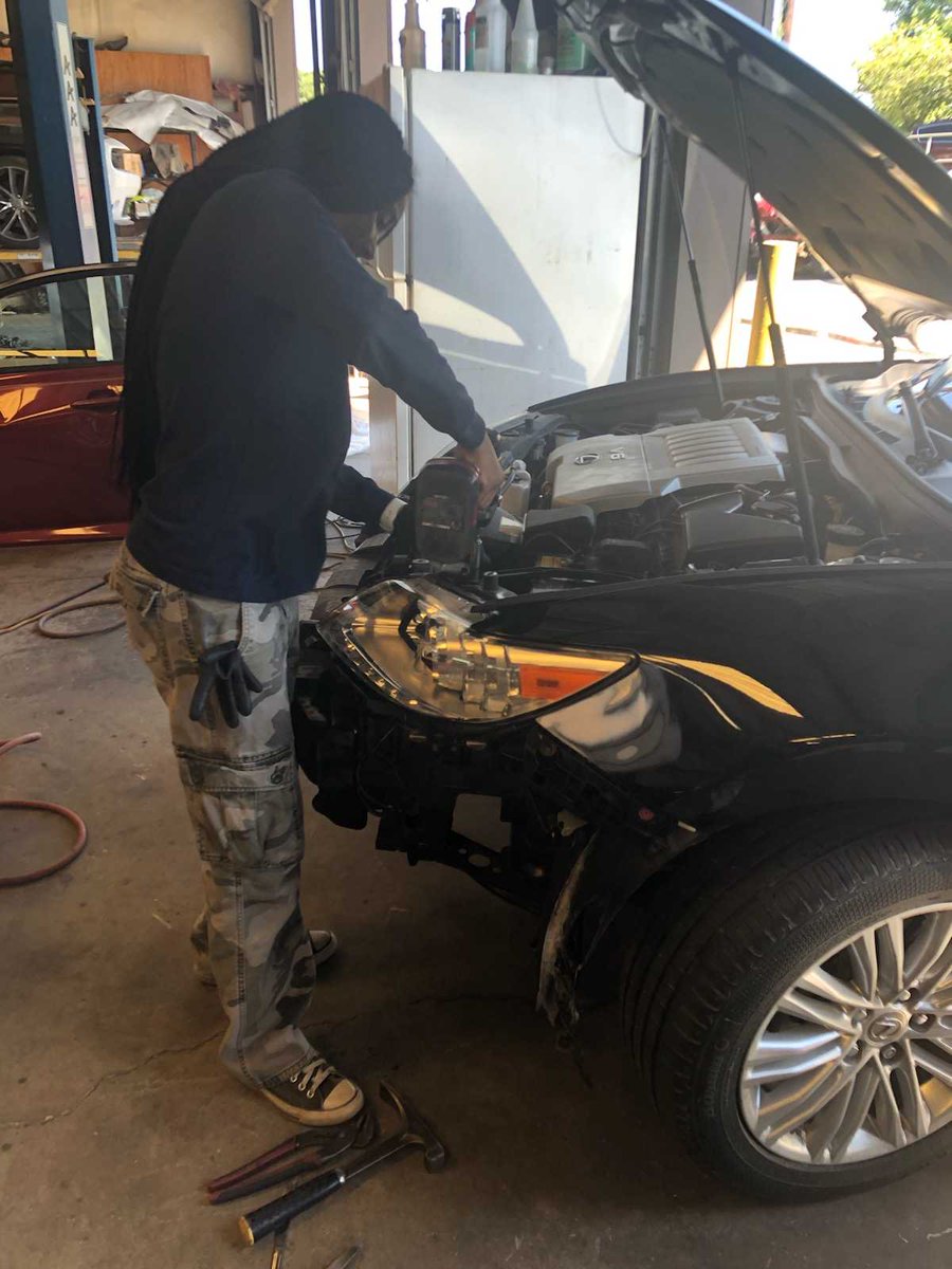 drspurlockwbl's tweet photo. @dcsdwbl @LithoniaHigh bulldog Courtnie Brooks is working in a male dominated field as a body repair technician. As a paid intern she enjoys repairing cars after they have been damaged.@GeorgiaCTAE @dcsdctae @WBLTopGun @GACTE @CRNews_DeKalb https://t.co/ZqhpnDHrz6
