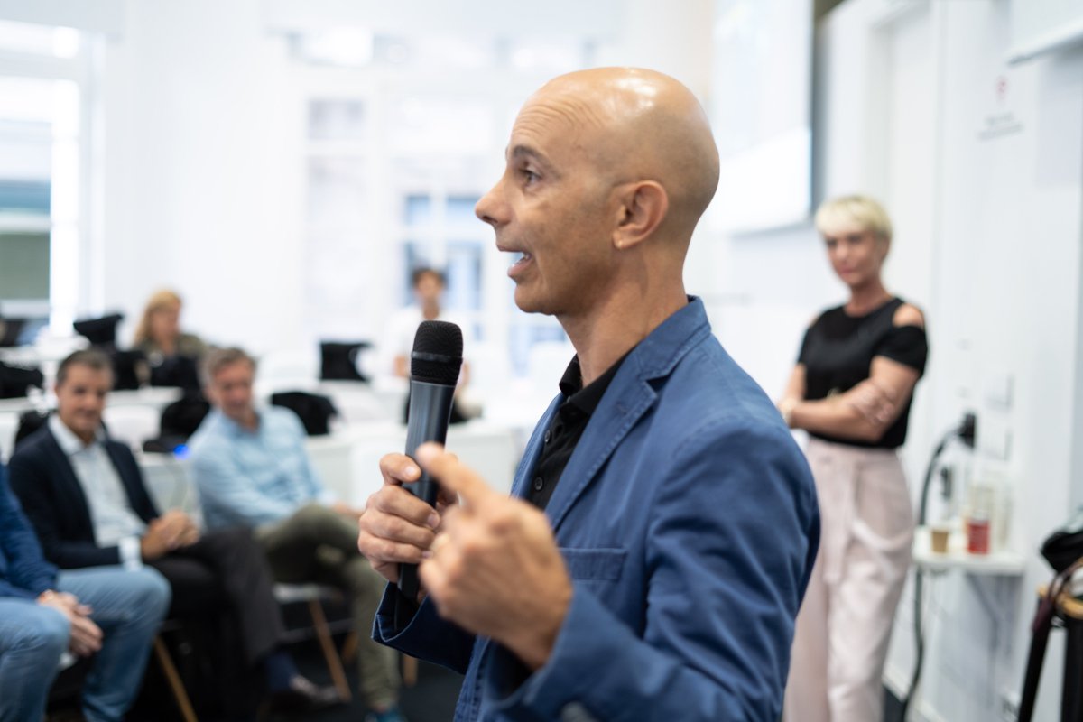 “Internet crea multitudes invisibles. Estamos muy felices de veros aquí y para nosotros sois muy importantes: sois aquellos que decidisteis seguir aprendiendo en duras condiciones de disciplina y rigor que han salido de vosotros mismos.” <a href="/VictorMoleroA/">Victor Molero</a> abre el Meetup #MIBers