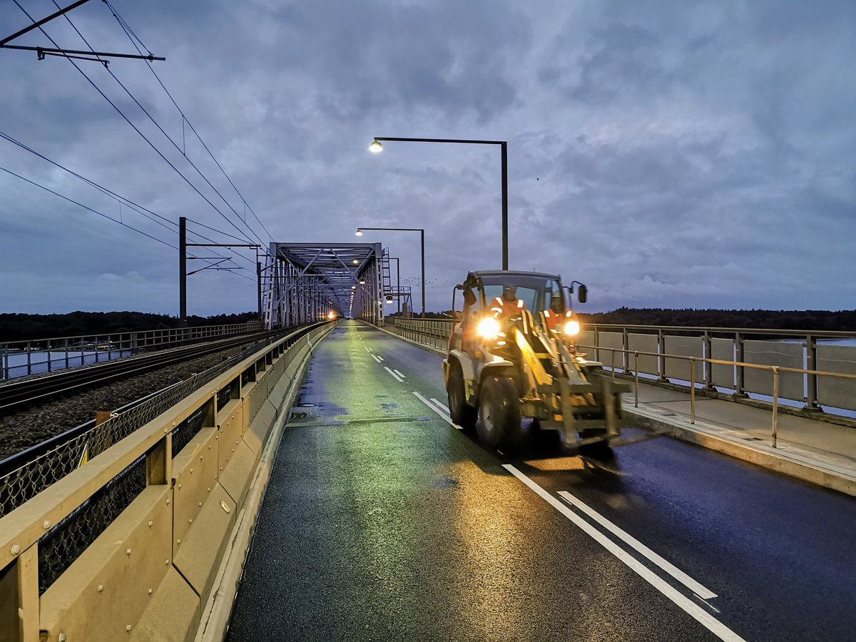 oleholbech's tweet photo. Travlhed til det sidste på Gl. Lillebæltsbro før åbningen fredag morgen klokken 7. #tv2fyn #vejdirektoratet https://t.co/x3sTQBlVFc