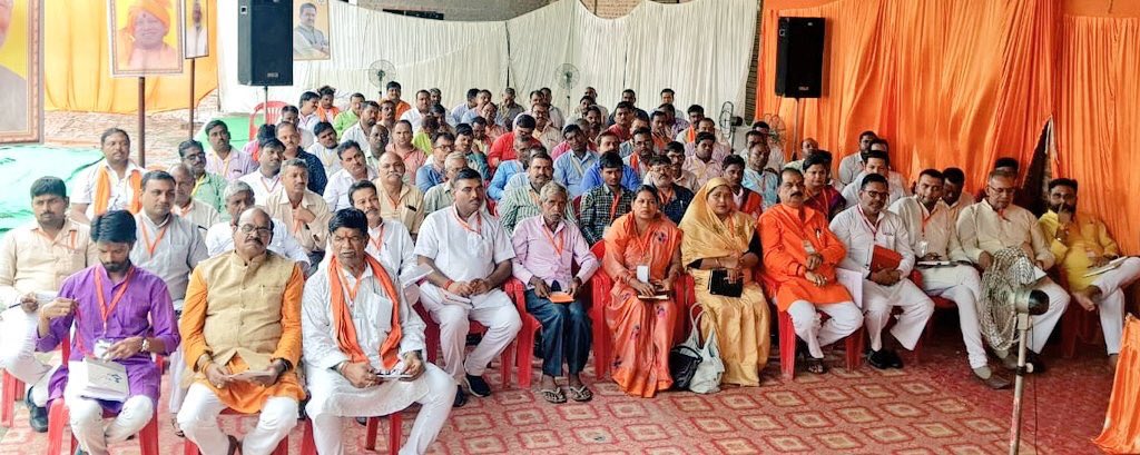 gnshuklabjp's tweet photo. मित्रों - जैदपुर विधानसभा (बाराबंकी )उपचुनाव कार्यकर्ता बैठक में प्रदेश महामंत्री संगठन श्री सुनील बंसल जी कार्यकर्ताओं से आगामी कार्यक्रमों की समीक्षा एवं कार्ययोजना  | https://t.co/MH0KUDdrgE