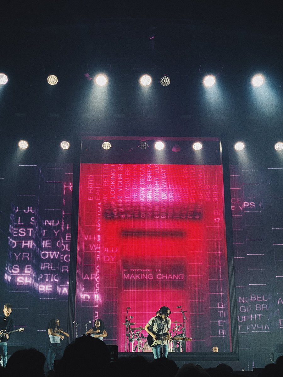_xxcynswift's tweet photo. ร้องจนคอจะพัง สนุกสุดมาก เวทีแสงสวยอย่างที่เห็นตามแอคแฟนต่างประเทศจริงๆ ขอตีดเรื่องผีๆจากคนรอบตัวตอนดูไปล่ะกัน รอมาตั้งนานได้มาสักทีเนอะ 💗 #the1975liveinBKK https://t.co/J1QqoftXfY