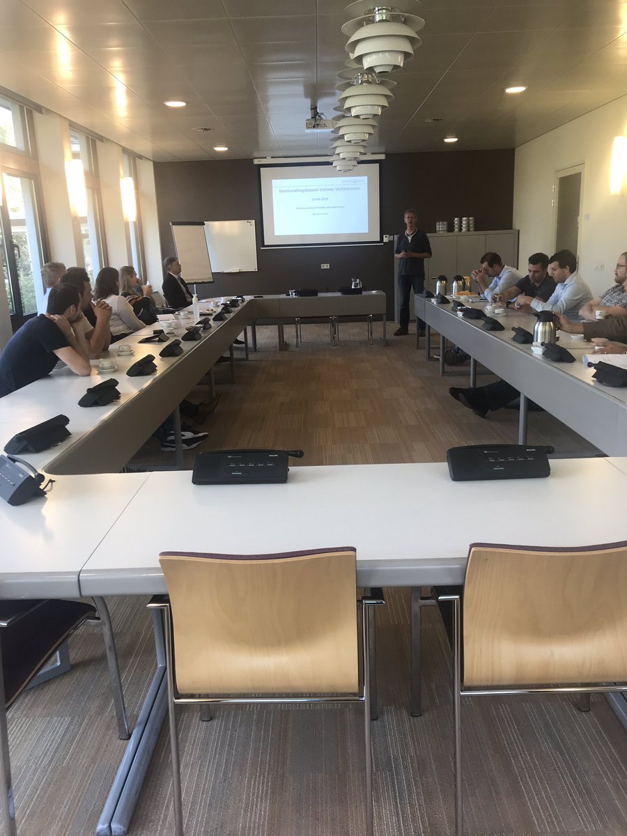 Trainees <a href="/Vechtstromen/">Vechtstromen</a> ontmoeten medewerkers <a href="/ProvDrenthe/">Provincie Drenthe</a> en de gedeputeerde water <a href="/ProvincieDR/">Drenthe</a> H. Kuipers en krijgen uitleg over de samenwerking, taken, overeenkomsten en verschillen tussen beide organisaties. #lerenvanelkaar #kennisopdoen #bezichtigingprovinciehuis
