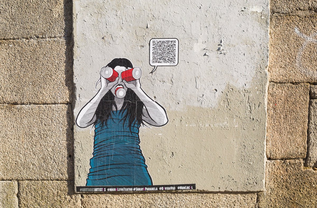 DavidaVGO's tweet photo. Sigo coas fotos #ARutaDasArtistas q publicaron as compañeiras de @amovidavigo, aproveitando o cabo de ano da súa pegada
Zona: #CascoVello
Artista: #SorayaParadela 
Foto coa artista: #PabloVázquezVarela
Fotos do debuxo: #LaVentanaDeGras
#AsArtistas #FestivalNunLocal #FNL4 https://t.co/n1yLKhejTx