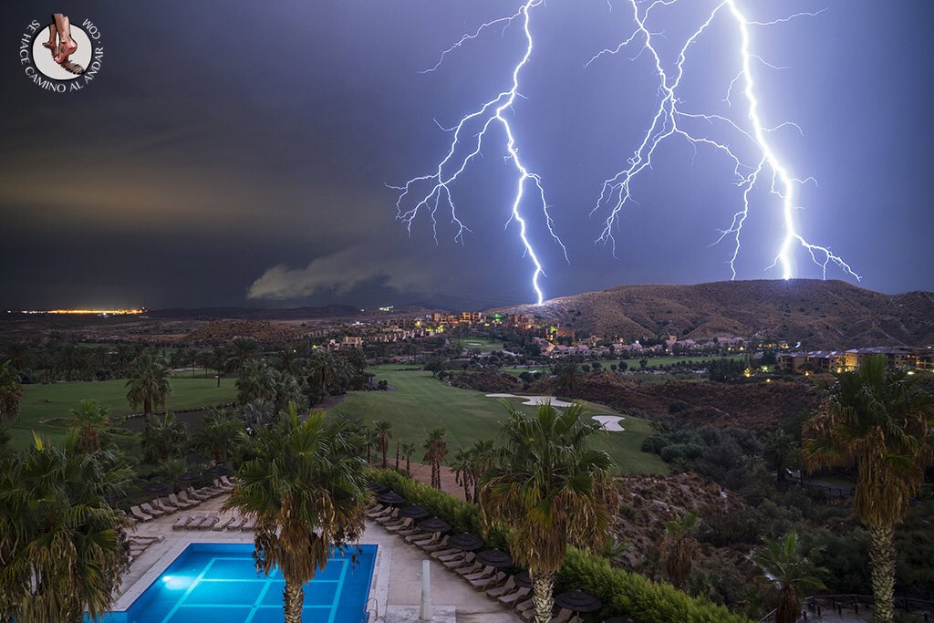El primer día recorriendo #ViveAlmería ha estado marcado por #Dana. Vivimos pendientes de las noticias para ver si podemos hacer todo lo que esta provincia puede ofrecer (y de que no ocurra nada grave). [Esta tormenta eléctrica es de la 1.30AM de hoy].