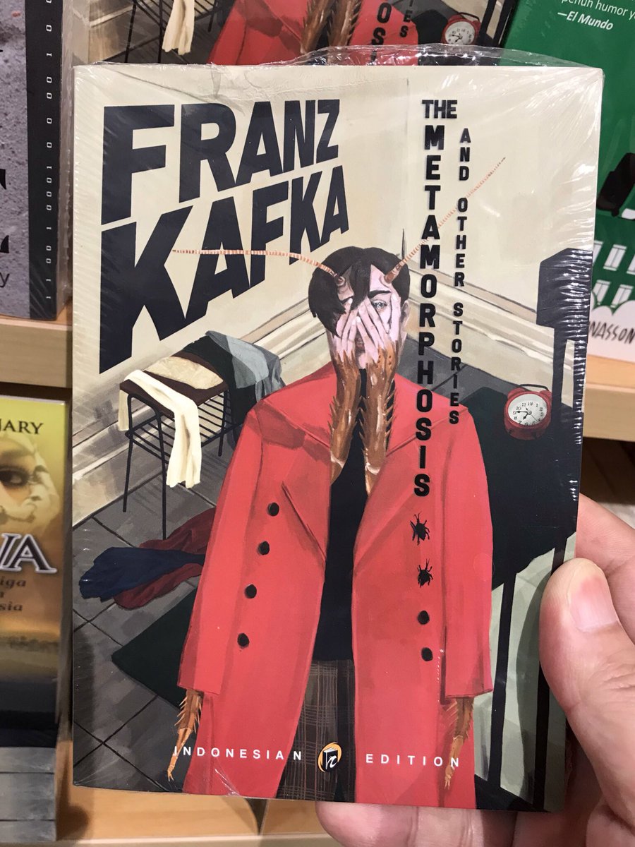 フランツ・カフカ『変身』は、インドネシアではこんなステキな装丁。大手書店グラメディアにて。#世界の本屋さんめぐり https://t.co/AQE8luX0M4 