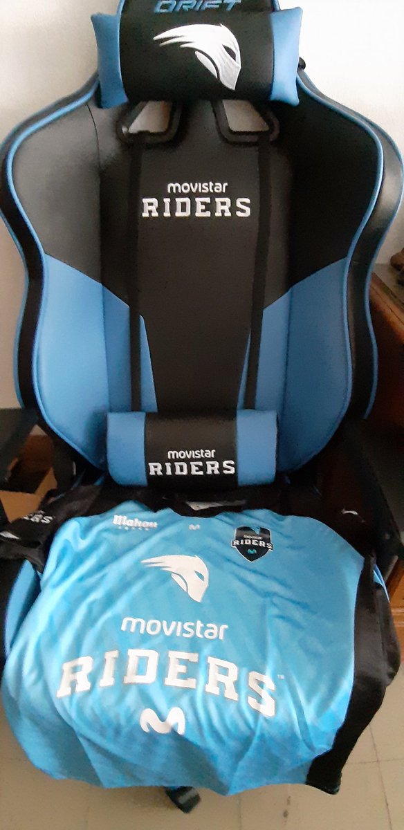 jesbf7's tweet photo. Muchisimas gracias a @Movistar_Riders @MovistareSports y @movistar_es por este regalazo es una chulada. Ya hoy mismo empezaré a lucir la camiseta del equipo por la calle y la silla es comodisima. 😍 Gracias! https://t.co/dwBrljQQ0H