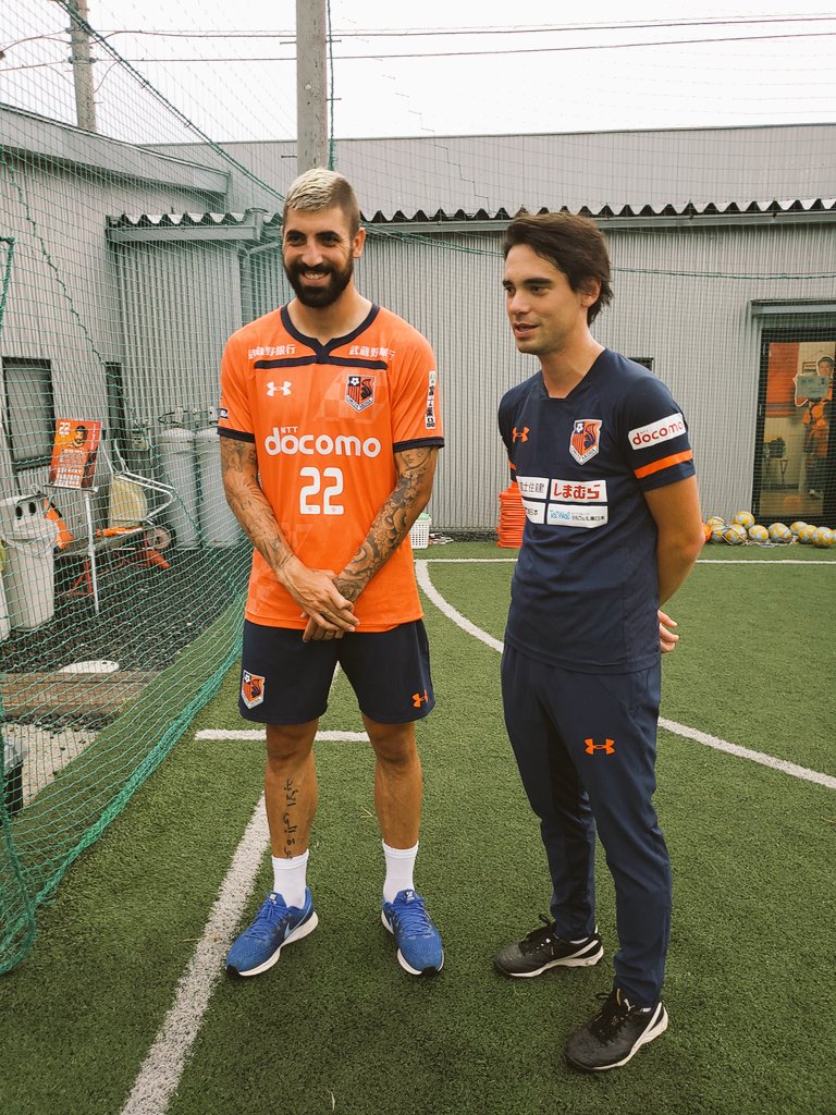 大沢朋也 先日のスクール大宮西校にトップチームのファンマ選手とマルコ通訳が来てくれましたよ 雷雨により途中で中止になってしまいましたが 子供達は笑顔で元気にボールを追いかけていました 大切な試合が続くトップチームの熱い応援宜しくお願いし 大沢朋也 先日のスクール大宮西校にトップチームのファンマ選手とマルコ通訳が来てくれましたよ 雷雨により途中で中止になってしまいましたが 子供達は笑顔で元気にボールを追いかけていました 大切な試合が続くトップチームの熱い応援宜しくお願いし