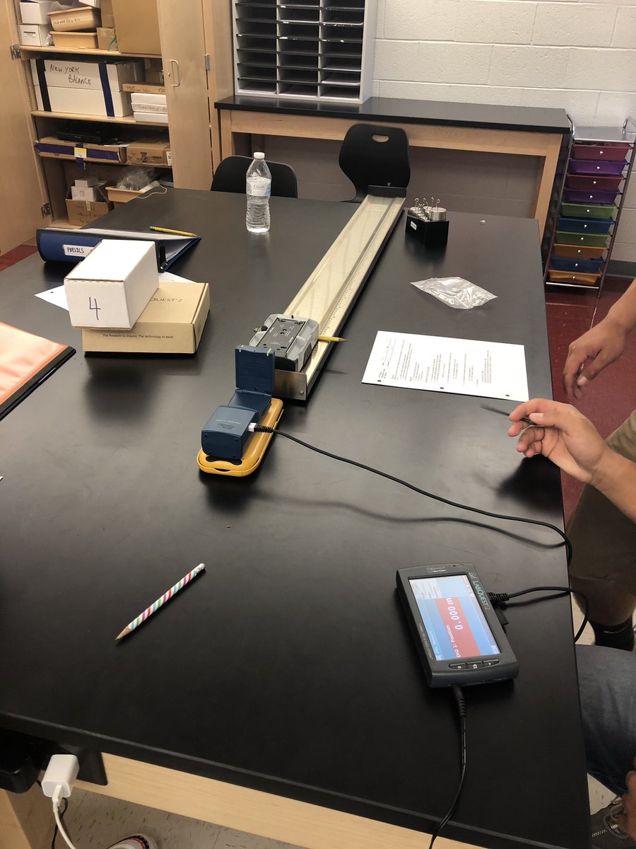 GenzalePhysics's tweet photo. Using a motion detector to measure the motion of a cart on a frictionless (almost) track with constant velocity and constant acceleration. #yayphysics #fridayfun #goliners https://t.co/hCmPTx85tm