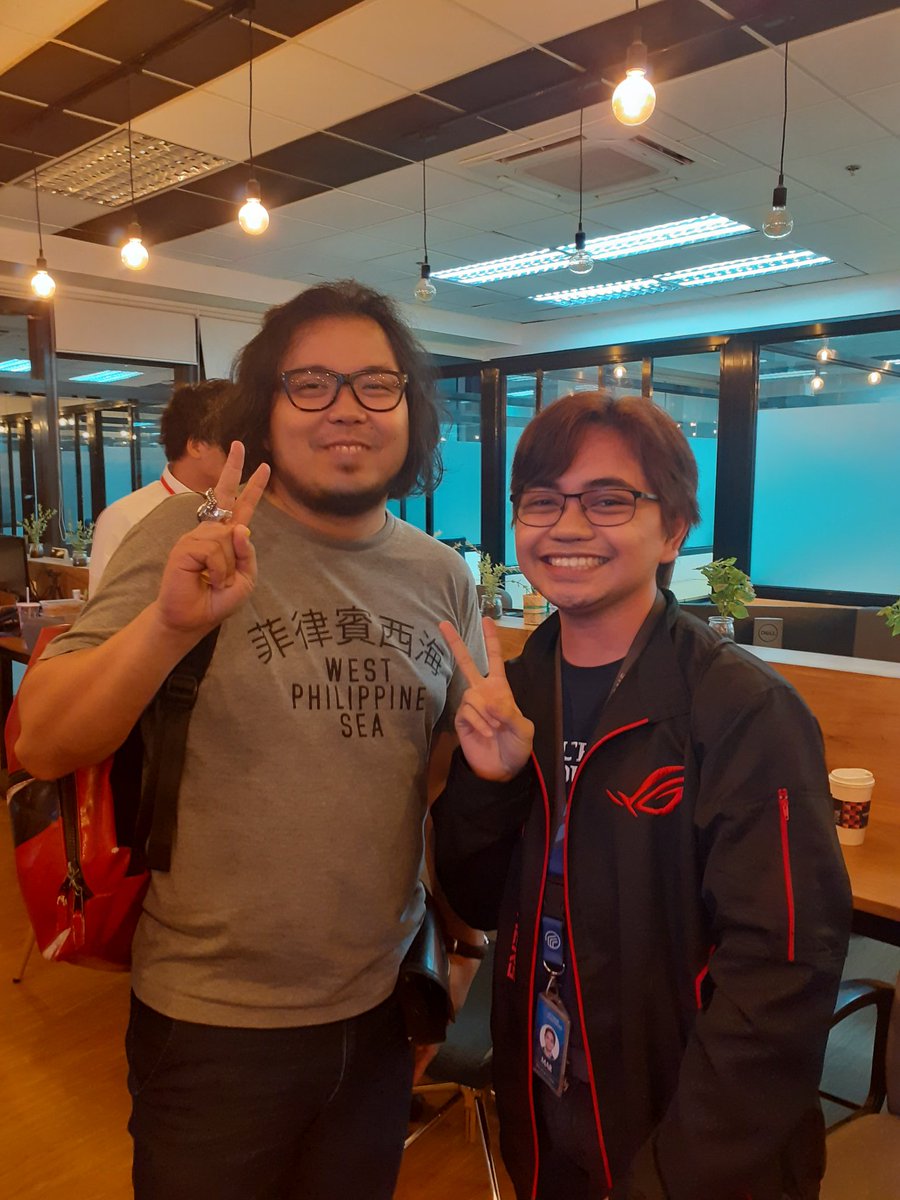 aetrbucket's tweet photo. AHHHHHH @danmatutina!!! He is one of my design heroes! #TROFUFO
I still remember his talk during my high school recognition day! Hahaha ❤
...and i am loving his shirt https://t.co/iQlLP4VIdF