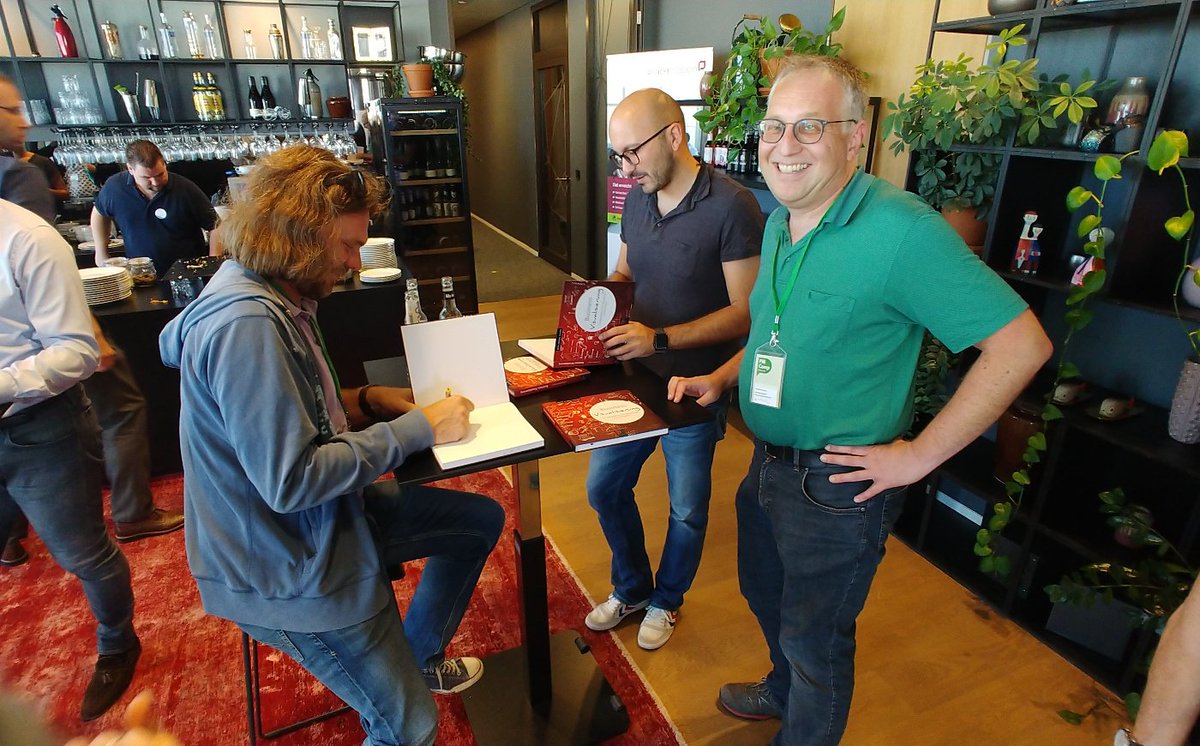 (.PMCampMUC): Spontane und zufällige Signierstunde hier am PMCamp: pottasson, d_reinold (beide VisualBraindump) und schlossblog signieren ihr Buch „Business Visualisierung“ aus dem mind_any_Verlag. #pmcampmuc #pmcampmuc2019