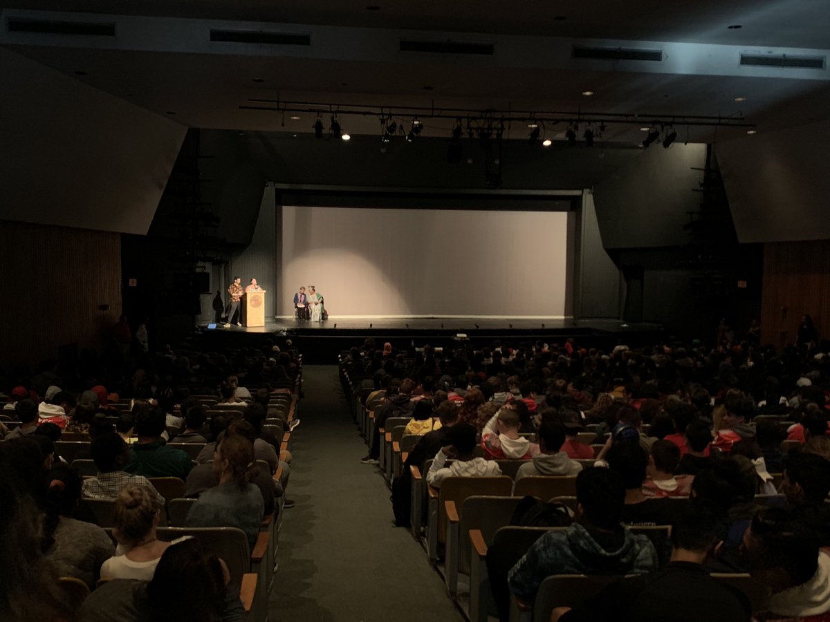 suzanasomers's tweet image. #OneSchoolOneStory at @WalthamHS! Almost 1,700 students read @Trevornoah's Born a Crime.