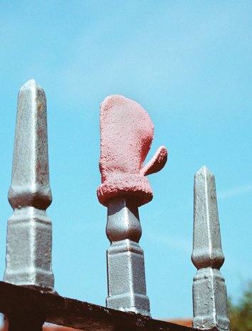 FolkArtworks's tweet photo. Tracey Emin's #BabyThings looking very fresh after receiving new paintwork! Come and visit them this weekend 👶🧤🐻 #folkestoneartworks https://t.co/IVrpvyhOEw