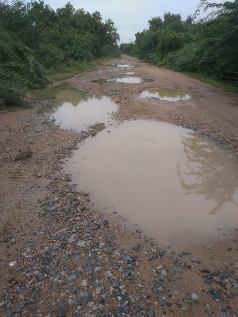 MAHENDR18379125's tweet image. no roads since 2004 no public vehicle also no response of politicians on barhi-bamba matra dadupur mavai basrehi road teh kalpi jalaun u.p.
#firstroad  @swatantrabjp @BhanuVermaBJP @jadoun12 @myogiadityanath #NitinGadkari @aajtakHD #aajtak @ndtvindia @JagranNews @sonynews