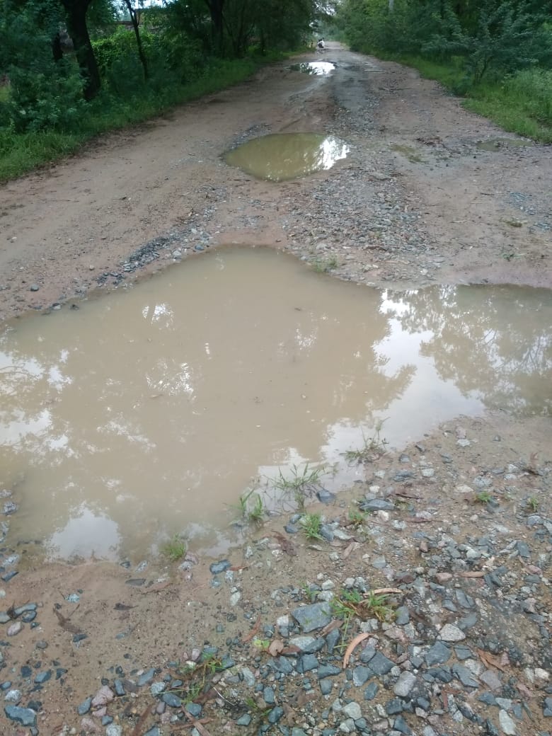 MAHENDR18379125's tweet image. no roads since 2004 no public vehicle also no response of politicians on barhi-bamba matra dadupur mavai basrehi road teh kalpi jalaun u.p.
#firstroad  @swatantrabjp @BhanuVermaBJP @jadoun12 @myogiadityanath #NitinGadkari @aajtakHD #aajtak @ndtvindia @JagranNews @sonynews