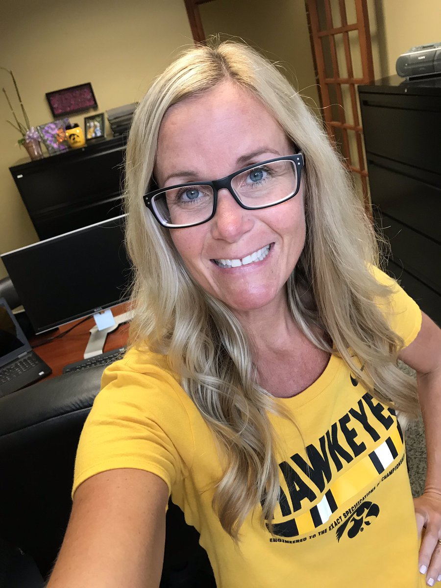 mrsbes10's tweet image. Guess what day it is 🖤💛#blackandgoldfriday #CYHAWKWEEK #GoHawks
