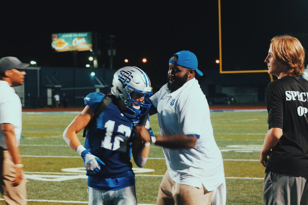 CoachDavis93's tweet photo. Greyhound Nation! It’s GAMEDAY!! Backpack buddies? @blakenoblin @beaubishop33 @oshound64 @imchrisasf @bradybrune @d_wall_5 @OSSection228 #SecureTheBag🎒 #MoneyDown💰 #LockedIn🔒 https://t.co/P4TnN3YBbr