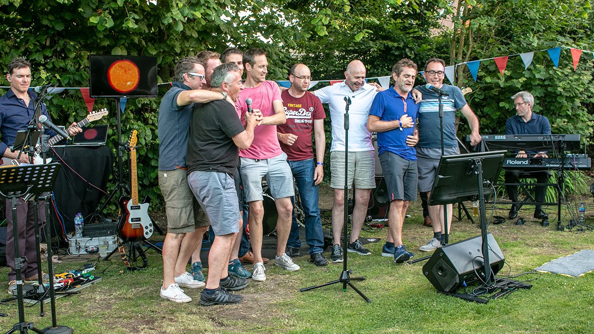 Nothing like an outdoor live band karaoke summer party… call the cops…!
bandeoke-experience.co.uk/blog/surrey-su…

#bandeoke #bandaoke #livebandkaraoke #surreymusic #corporateentertainment #corporateparties
