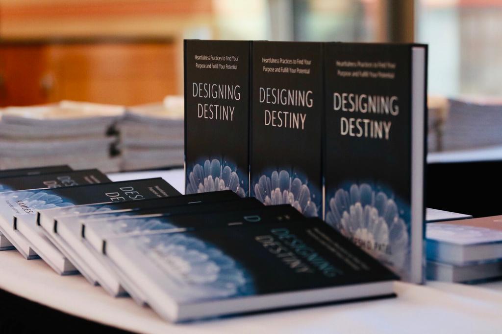 HeartfulnessOrd's tweet photo. Transform yourself. "If you face life as it comes and move on, with a smile, you will build your destiny." Begin today with the new book DESIGNING DESTINY by @kamleshdaaji #heartfulness

Available now at booksellers in Canada, USA, Australia and UK. Visit https://t.co/p8zM1zKIFW https://t.co/EdBTSH4Vj4