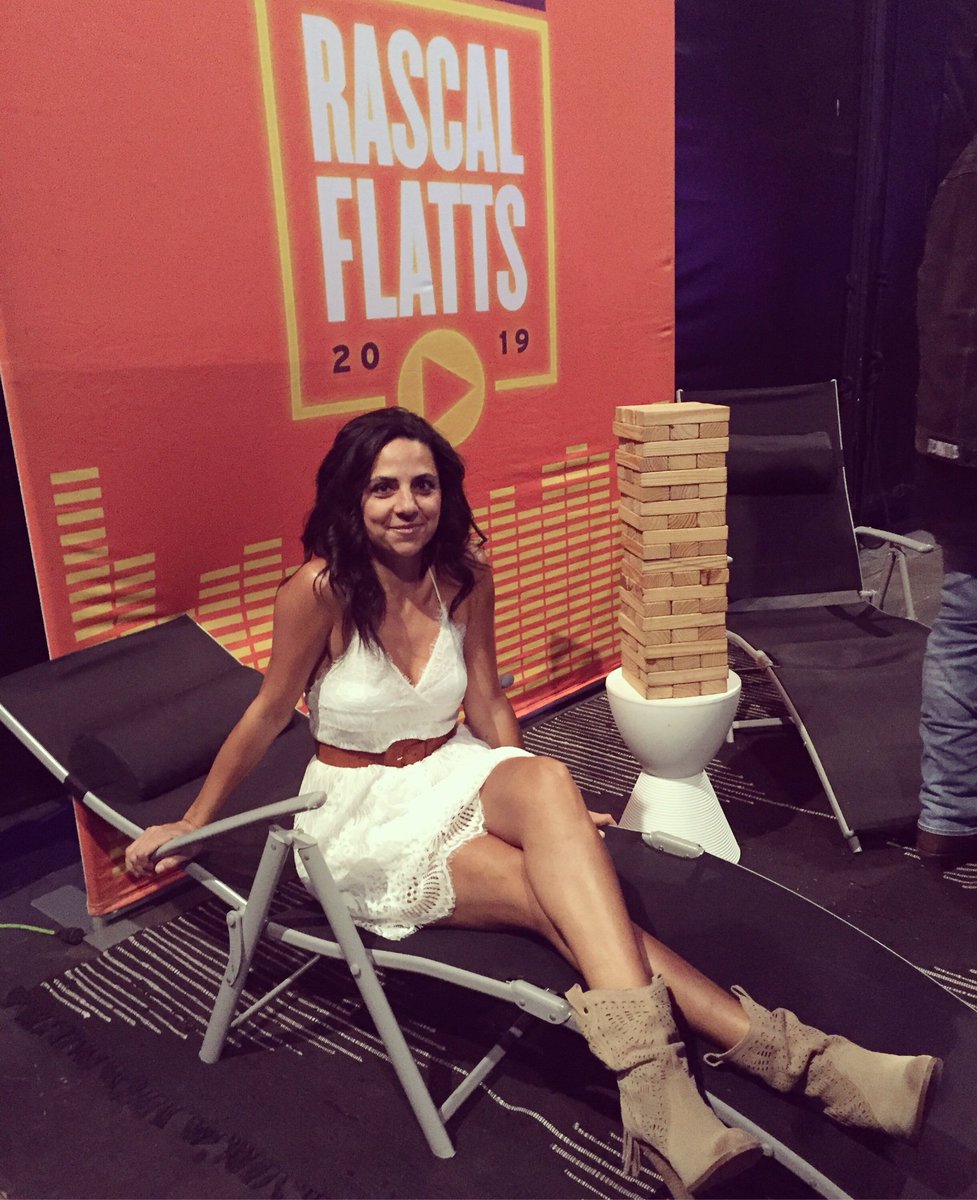 You ain’t gonna see me in a dress very often, but when you do it’s rockin’ out to some Country !!! 🤠🤠🤠
+
+
#rascalflatts #backstage #vip #acousticperformance #country #countrymusic #countrysinger #countrygirl #countryconcert #whitelacedress