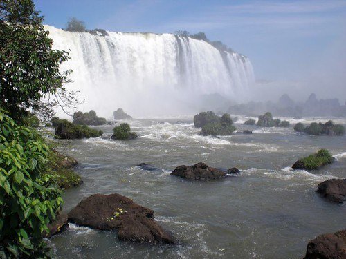 Falls iguazufallstours.org/iguassu-falls/…