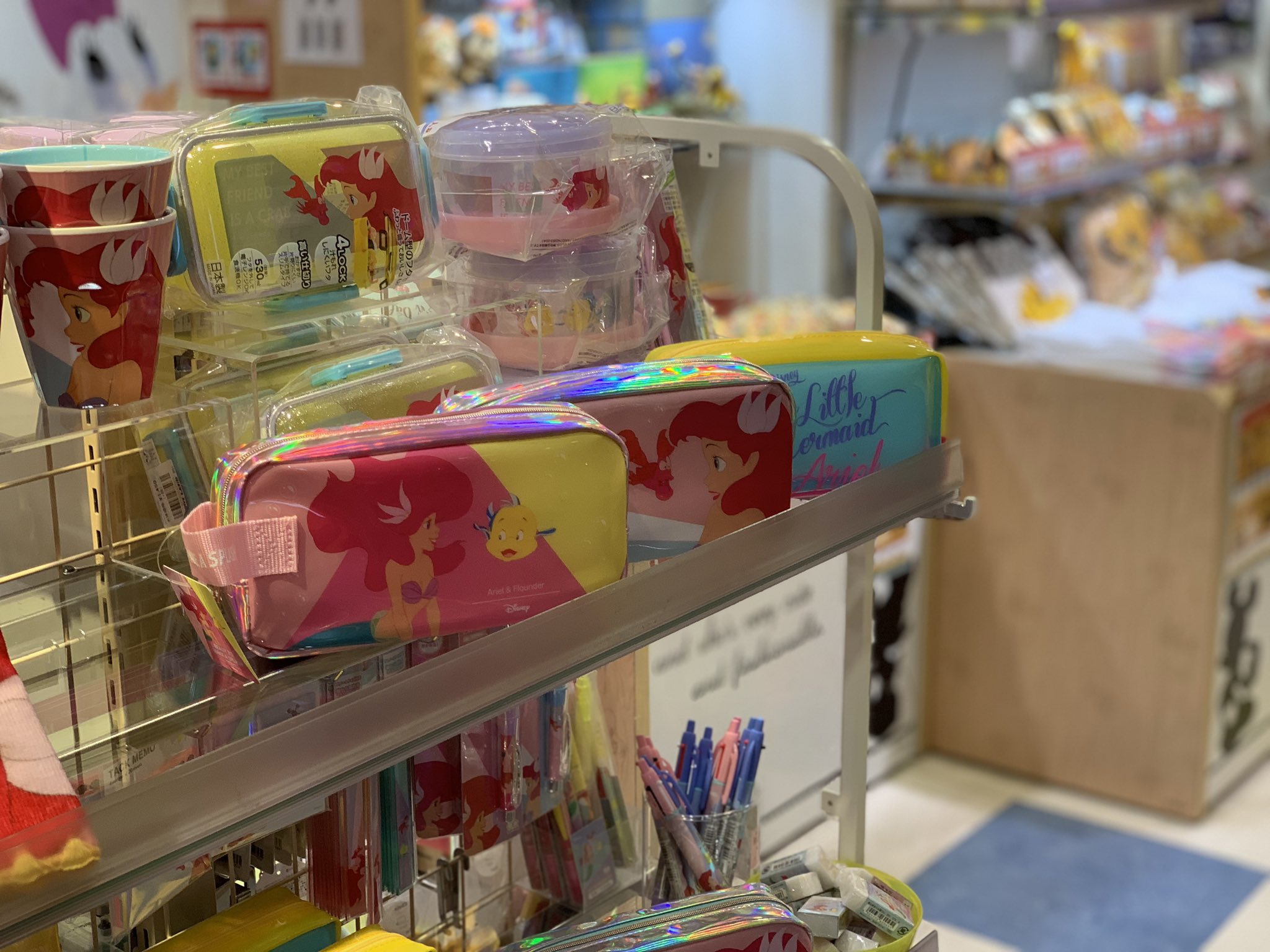 キデイランド吉祥寺店 ディズニーアベニューからお知らせ アリエルの新作です キラキラしたオーロラ素材のポーチに レターセット ノート ファイルなど アートも可愛い お待ちしてます キデイランド吉祥寺 ディズニー サンスター文具 キデイランド吉祥寺店 ディズニーアベニューからお知らせ アリエルの新作です キラキラしたオーロラ素材のポーチに レターセット ノート ファイルなど アートも可愛い お待ちしてます キデイランド吉祥寺 ディズニー サンスター文具