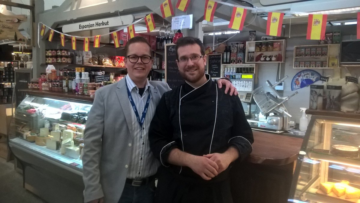 VesaLiesivuori's tweet image. #yrittäjyys #talentintegration Mukavia ja merkityksellisiä kohtaamisia Kuopion kauppahallissa Espanjan Herkut Oy yrittäjänä Angel Silva. Taustalla muutaman vuoden takaa meidän onnistunut hammaslääkäreiden rekrytointimatka Sevillasta Kuopioon. Puolisot mukana ja tukena !!💪