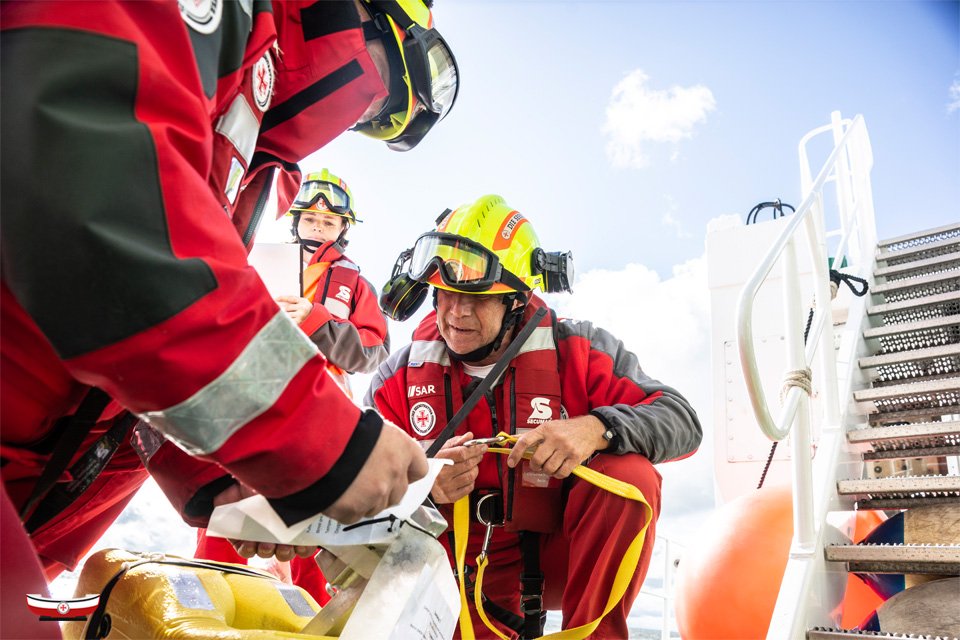 Seenotretter's tweet photo. #SAREx #Lauterbach vor #Rügen: Die #Seenotretter trainieren im #GreifswalderBodden viele Verfahren, hier zusammen mit der #Wasserschutzpolizei die Übergabe Verletzter vom Küstenstreifenboot „#Damerow“ auf den #Seenotrettungskreuzer HARRO KOEBKE/#DGzRS. 🤝 #TeamSeenotretter https://t.co/PTQBVtWfCY