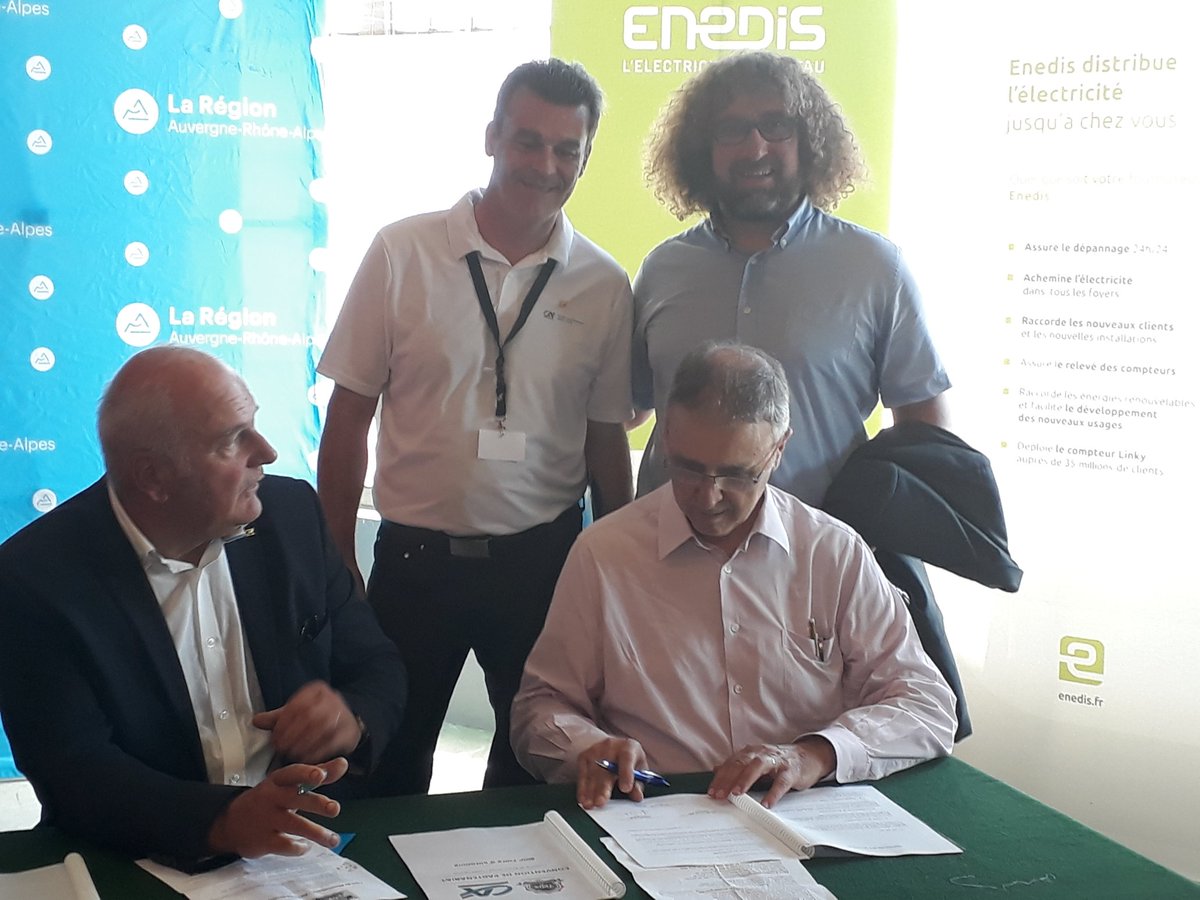 Signature de la convention de partenariat entre la foire de Beaucroissant et le Crédit agricole Centre Est et Sud Rhône-Alpes lors de la 800e. Proximité et utilité au développement du territoire <a href="/ca_centrest/">Crédit Agricole Centre-est</a> #mutualiste #territoires