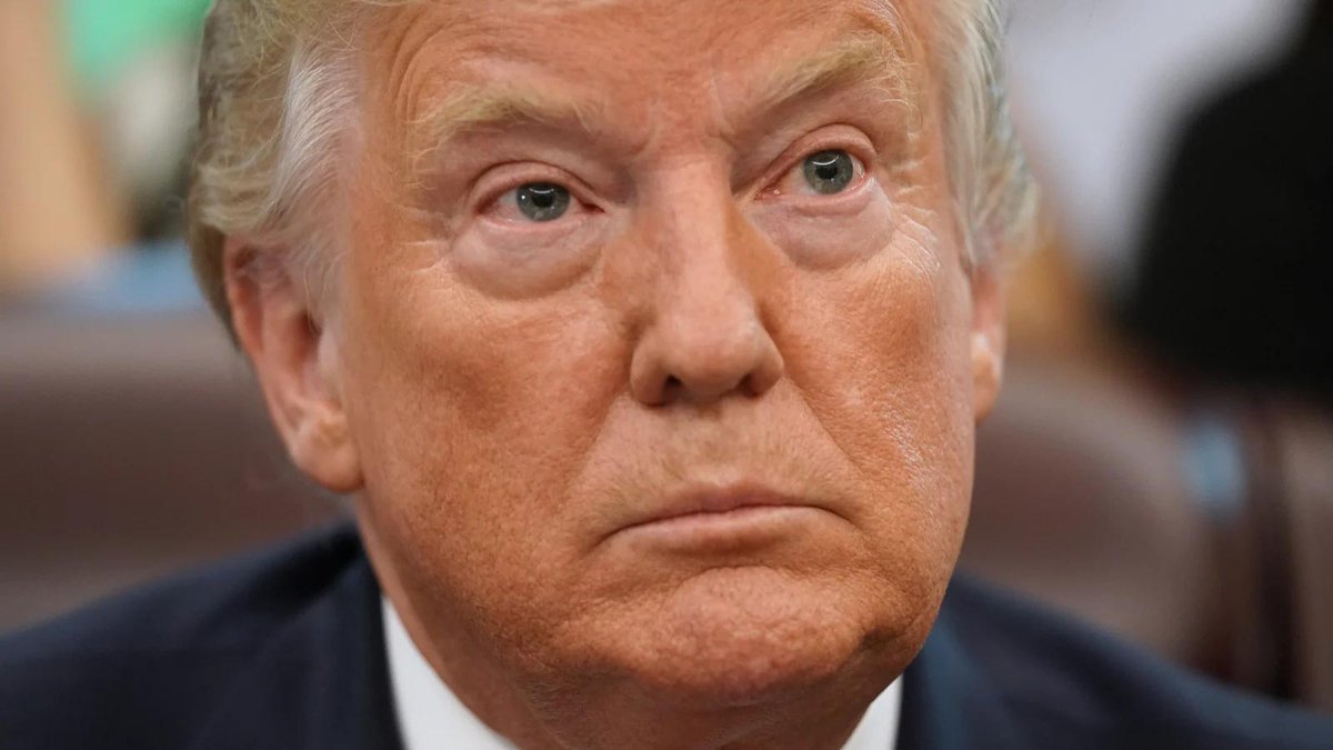 Jezebel On Twitter Donald Trump Blames His Orange Skin On Lightbulbs Https T Co Tpz0bejlca