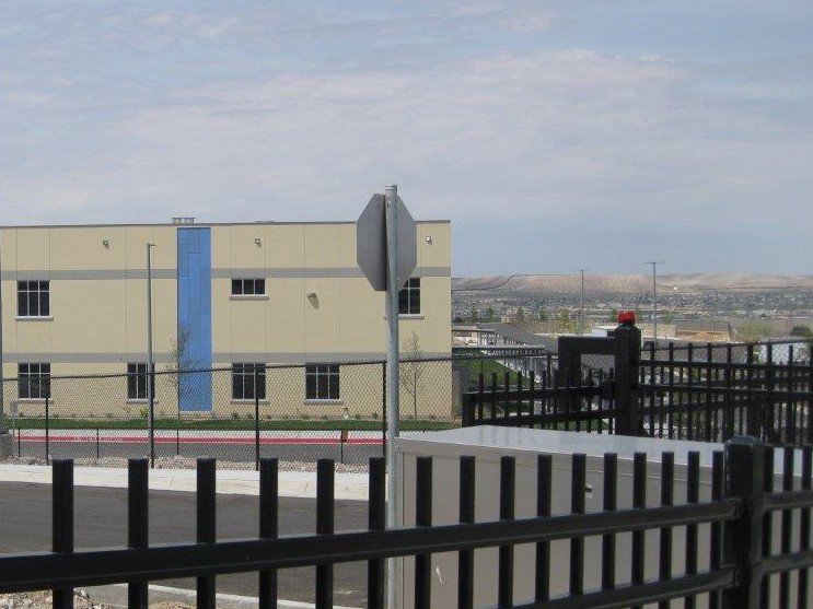 briandoss48's tweet photo. Another @IDEAschools in the books. #KeepingOurKidsSafe in El Paso, TX started the school year in a new secure facility. Tommy @ #ConstructionRentAFence provided another professional install of #AmeristarMontagePlus. #AmeristarPerimeterSecurity #PeaceOfMind #CampusSecurity https://t.co/cPbZwZMNEo