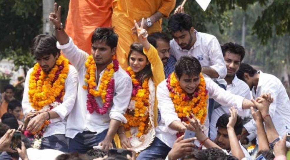 DeepakKr_IND's tweet photo. दिल्ली विश्वविद्यालय छात्रसंघ चुनावों में अखिल भारतीय विद्यार्थी परिषद @ABVPVoice के  सभी छात्रों को बधाई, जिनकी मेहनत और समर्पण से अध्यक्ष, उपाध्यक्ष और संयुक्त सचिव पद पर जीत का डंका बजा है।
#ABVP 
#DUSU2019 https://t.co/xJYRe2jhCA