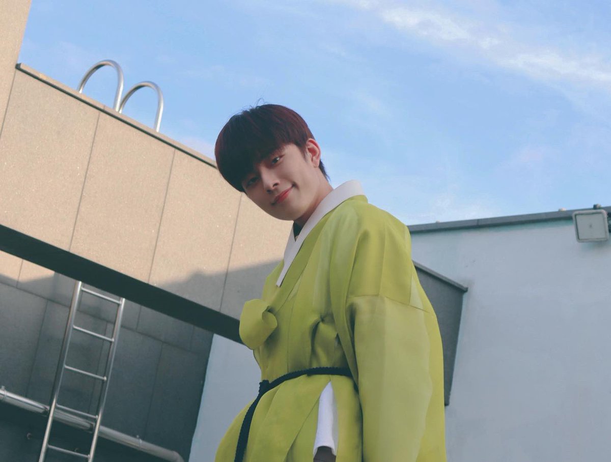 CUBE_YOOSEONHO's tweet photo. [📸] 모두 즐거운 추석 보내고 계신가요?🌾
선호같이 예쁜 보름달에 소원도 비셨나요?🌕
선호도령은 이 글을 보는 모두가 행복하기를 바란대요☺️ 

남은 추석 연휴도 한가위 달을 마음에 걸어 두고 내내 행복하세요💛

#유선호 #YOO_SEONHO https://t.co/N9TmpbDfe5