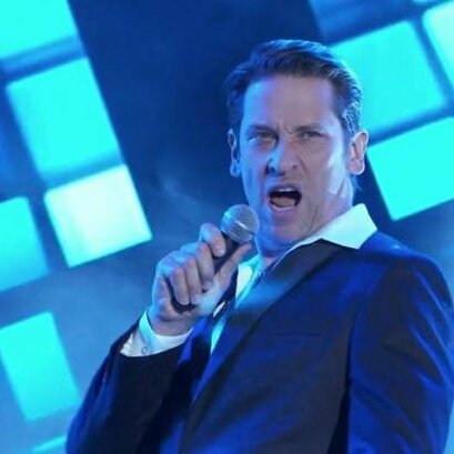 Happy birthday to the talented Roger Howarth! Hope your day is something to sing about!   