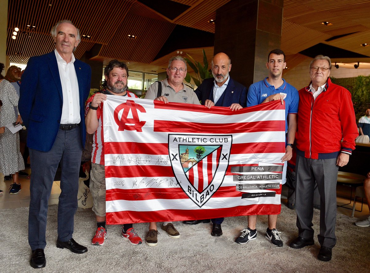 AthleticClub's tweet photo. 👏 Eskerrik asko a la Peña Gregal Athletic, Peña San Mamés de Felanitx, Peña Los Leones de Calviá y al resto de aficionados por vuestro recibimiento‼

#MallorcaAthletic #AthleticClub 🔴⚪🦁 https://t.co/WjlZKQLrMw