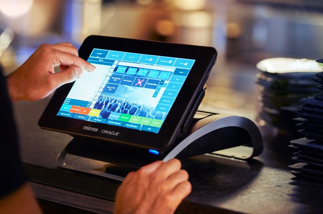 OracleHosp's tweet photo. [BLOG] 💡 Reimagine #Hotel F&amp;B by Increasing Revenue with Oracle Simphony Cloud. Read the blog (https://t.co/edeYHmlDjJ) and learn more about #SimphonyCloud ☁️ #PointofSale (https://t.co/Ojd02EVU0U). https://t.co/34uoAygC6b