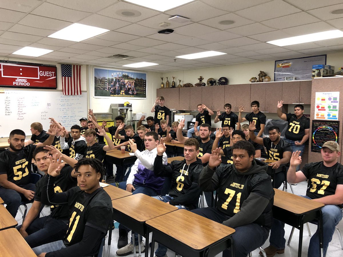 MontevideoFB's tweet photo. It’s GAME DAY!!  Morning film session. Father-Son Night and Tackle Cancer! #ToughnessEffortDiscipline https://t.co/dVwS1ouIra