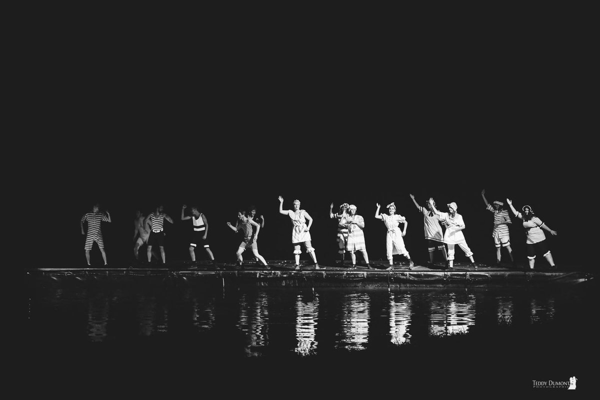 Au <a href="/souffle_terre/">souffle de la terre</a>, plongez dans le passé et venez admirer les baigneurs profitant des bords de l'eau durant les #anneesfolles ! Encore 4 représentations, ce soir inclus ! #spectacle #sonetlumiere #picardie #hautetfort