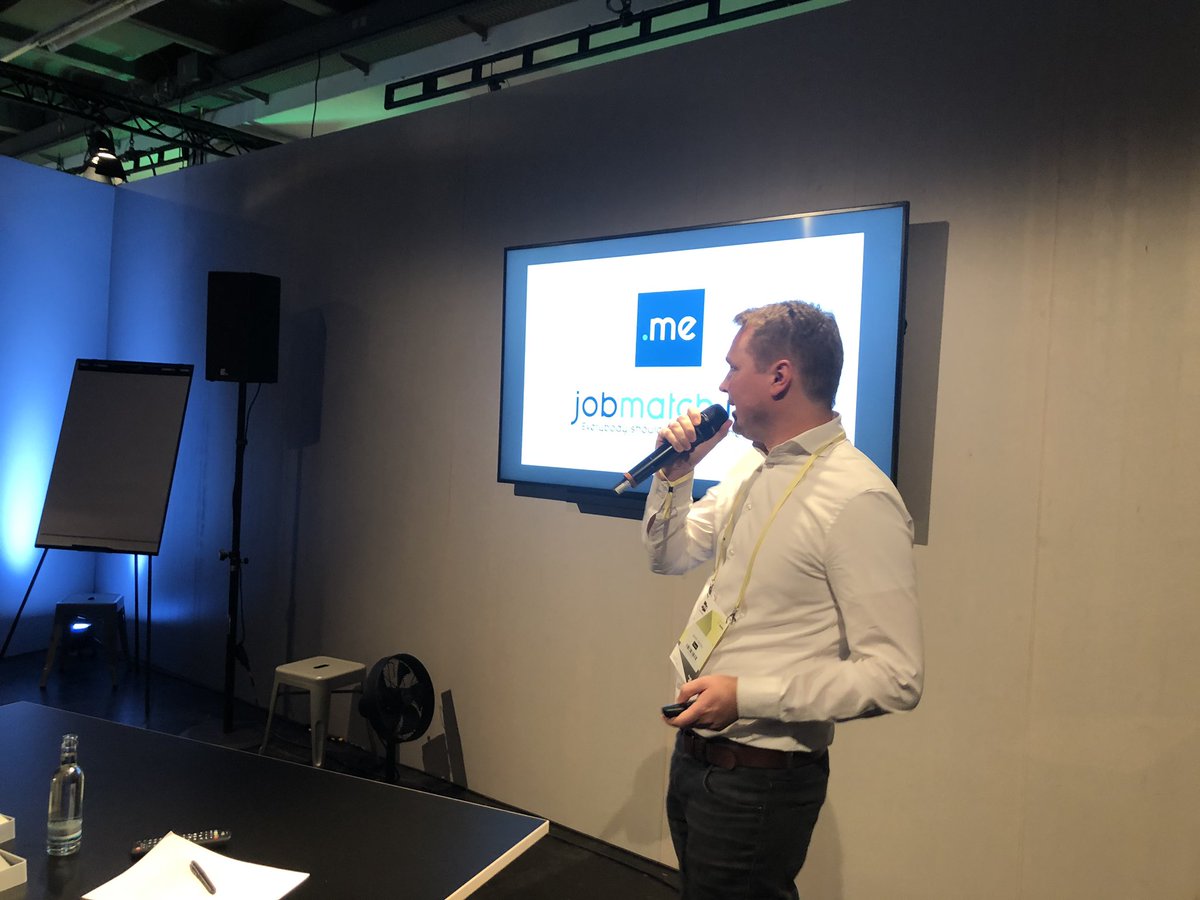 HHStartups's tweet image. Daniel from @JobMatchMe came from Hamburg to Pitch in Frankfurt for a ticket to Hamburg #Reeperbahnstartuppitch #rbsp19 #createthenew