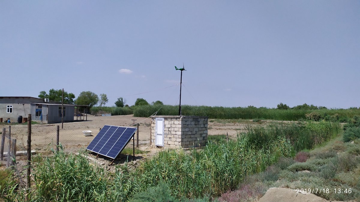 Swtech_Swtech's tweet image. Günəş və külək vasitəsilə ilə kombinə olunan sistemi təqdim edirik. Günəş panelləri vasitəsi ilə gün ərzində 8kvata qədər enerji ala bilərsiz. Kükək generatoru vasitəsi ilə külək olmaq şərti ilə 5kvat enerji almaq olar. Bu göstərici tam rəqəm deyil, orta rəqəm göstərilmişdir.