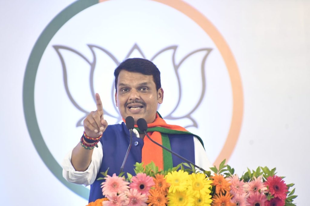 Dev_Fadnavis's tweet photo. अब हवाएँ ही करेंगी रौशनी का फ़ैसला 
जिस दीये में जान होगी वही रौशन होगा ! 
Addressed a huge gathering on many achievements with my Cabinet colleagues Radhakrishna Vikhe Patil, Girish Mahajan, Ram Shinde and other leaders. #MahaJanadeshYatra
#महाजनादेशयात्रा https://t.co/89zLpL2czX