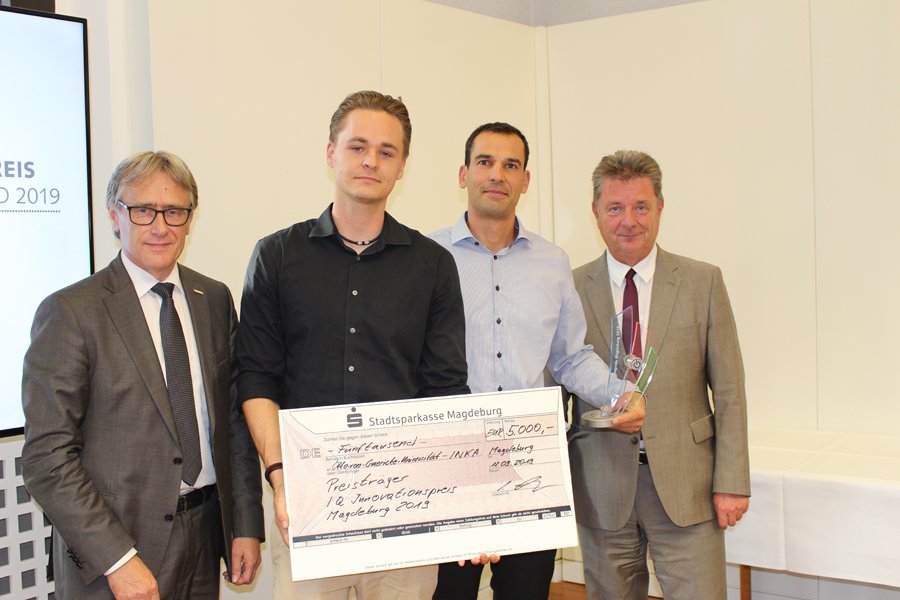 Ottostadt's tweet photo. Gestern haben OB #Trümper und der Wirtschaftsbeigeordnete Rainer #Nitsche drei Preisträger des IQ Innovationspreises im Alten Rathaus empfangen. Gemeinsam dankten sie den Gewinnern für ihre Innovationskraft und übergaben symbolisch das Preisgeld. 

ℹ️ https://t.co/BCRA3lsM5s https://t.co/WVuaFES3Z3