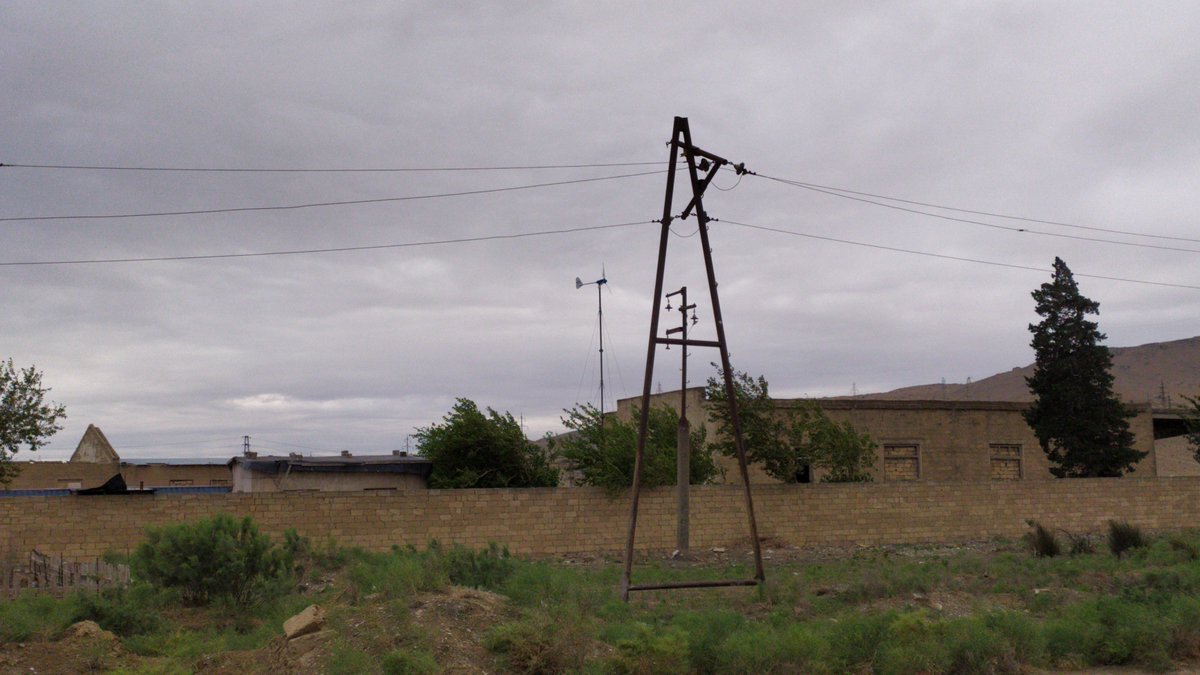 Swtech_Swtech's tweet image. Sizə növbəti sistemi təqdim edirik. Sistemdə toplam olaraq 650 vatlıq günəş paneli və 700 vatlıq külək generatorunun işləməsi göztərilmişdir. Bu sistem vasitəsi ilə gün ərzində 5kvat/saat günəş palelləri vasitəsilə və 7kvt/saat külək generatoru vasitəsi ilə almaq ollar.