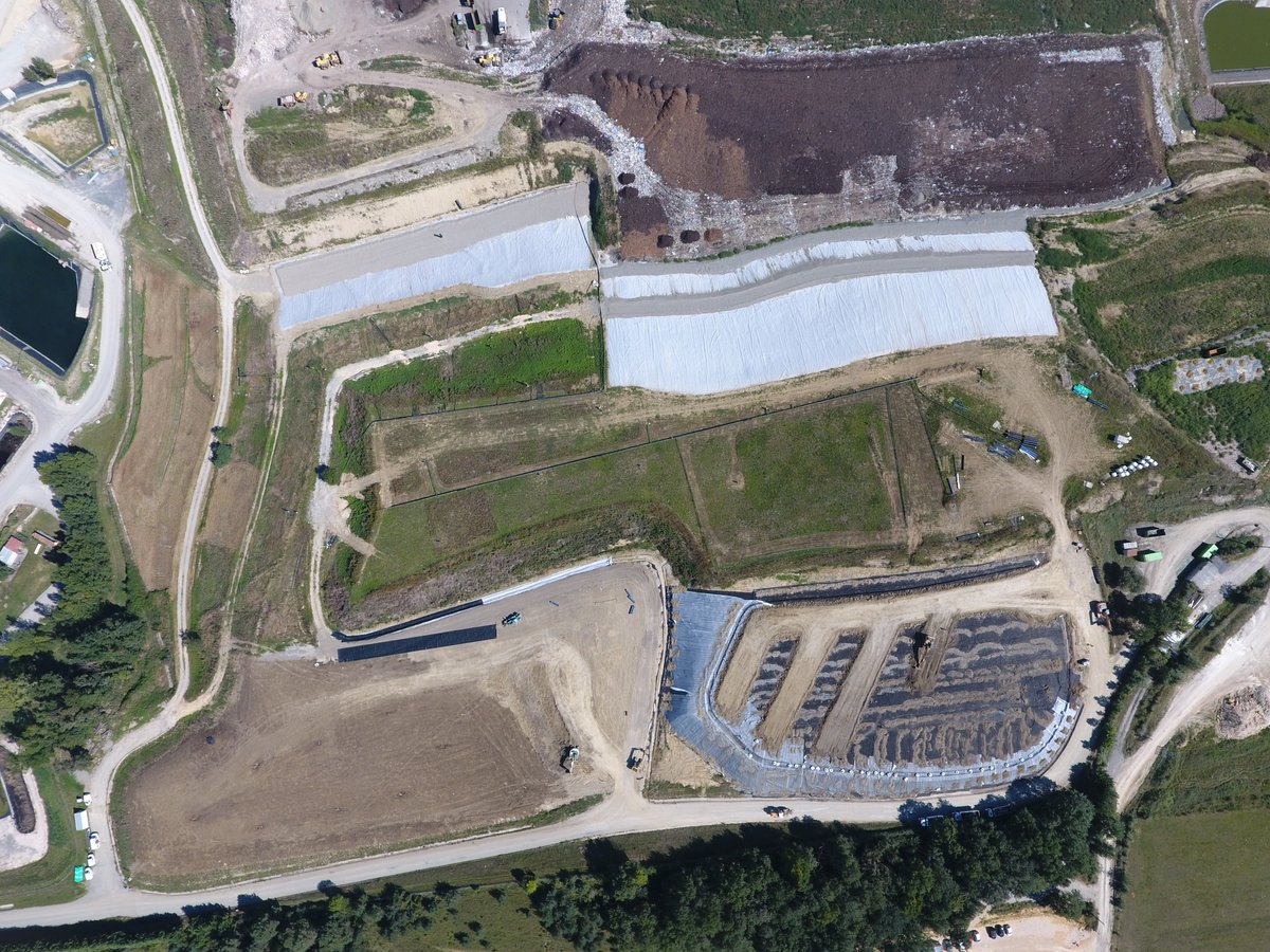 Couverture de casiers de déchets dont l'exploitation est terminées en vue de leur confinement.