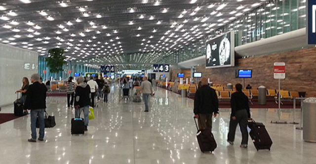 Expedom_Reunion's tweet photo. Vous déménagez vers #LaReunion ?
Vous avez la possibilité de déposer votre #véhicule directement à l’aéroport #Roissy Charles de Gaulle avant de prendre votre avion.
#Expedom s’occupe ensuite du reste !👍 (sur réservation préalable)
👉https://t.co/S2hUmKBc8T https://t.co/MWxPyDS9bL