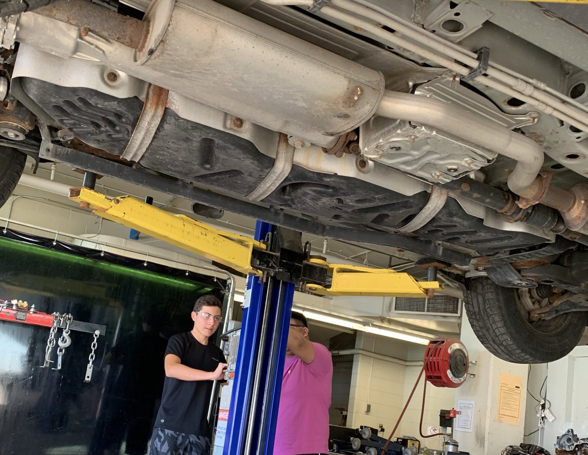 TechEdBlakely's tweet image. Lifting devices practice. Floor jacks, safety stands and hoist operation.  Some students tested out the difference between a quality floor jack and the small scissor type vehicles come with for emergency road side repair.  #sfxtech #ocsb #transportstiontech