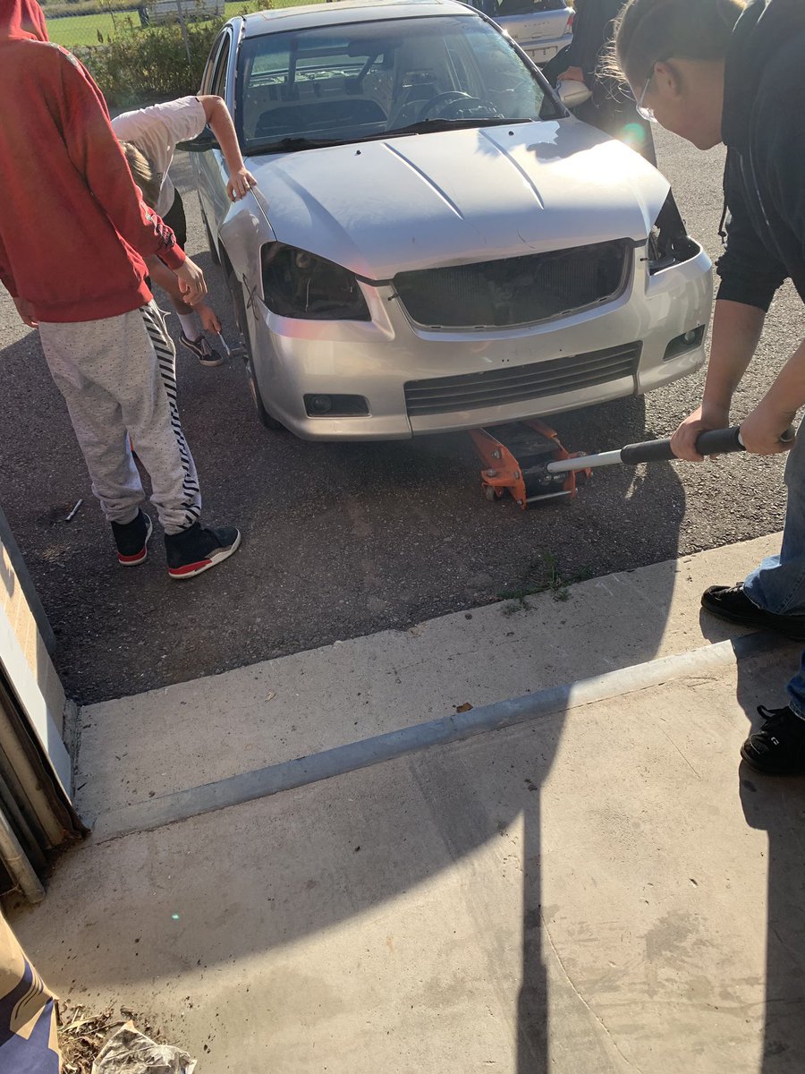 TechEdBlakely's tweet image. Lifting devices practice. Floor jacks, safety stands and hoist operation.  Some students tested out the difference between a quality floor jack and the small scissor type vehicles come with for emergency road side repair.  #sfxtech #ocsb #transportstiontech