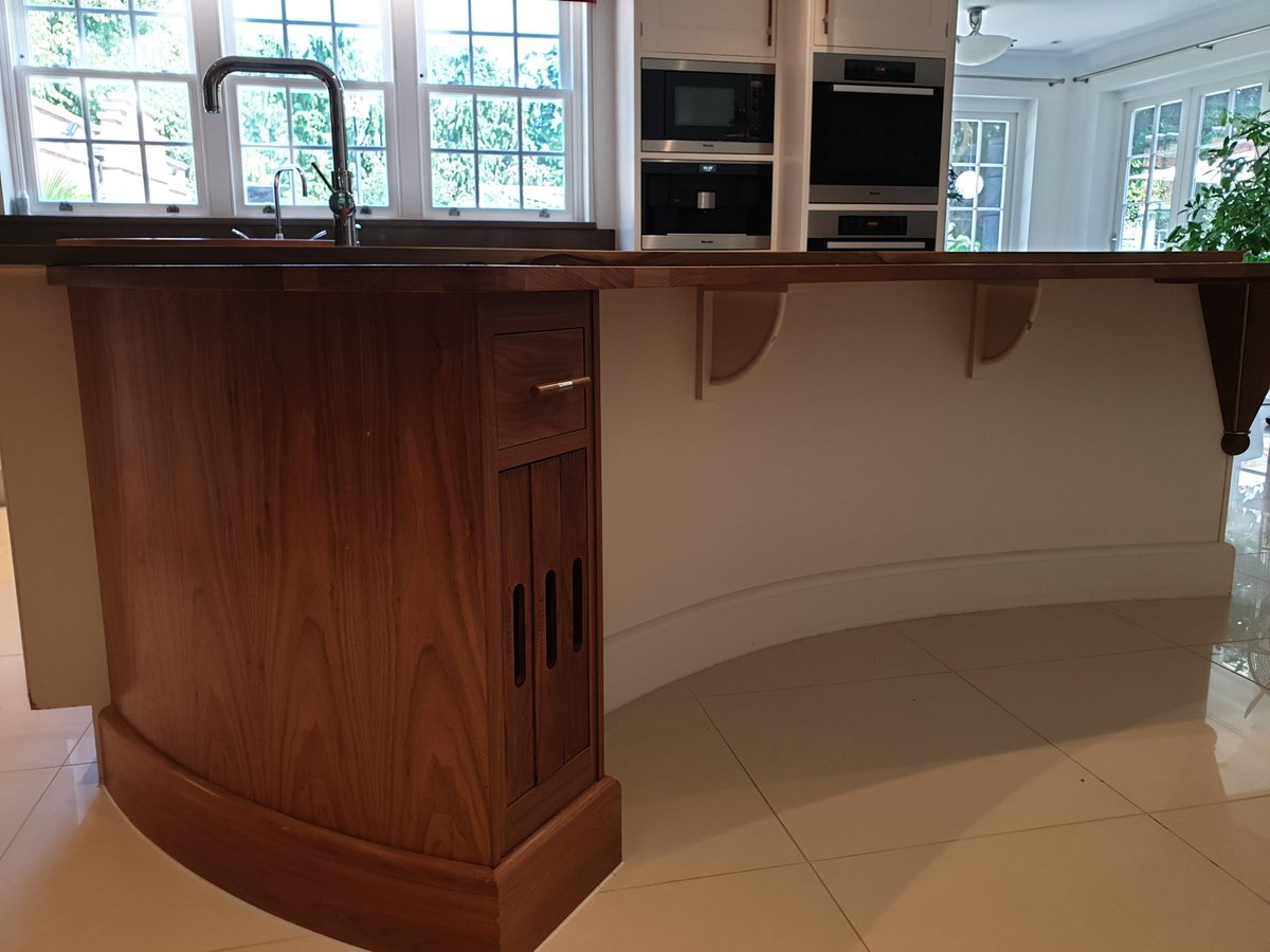 A gorgeous Mark Wilkinson Kitchen with a Walnut Breakfast Bar from the Milan Range. Now over 80% OFF the original price. Don't miss out on this amazing kitchen👇👇kitchenexchange.co.uk/buy-a-kitchen/…