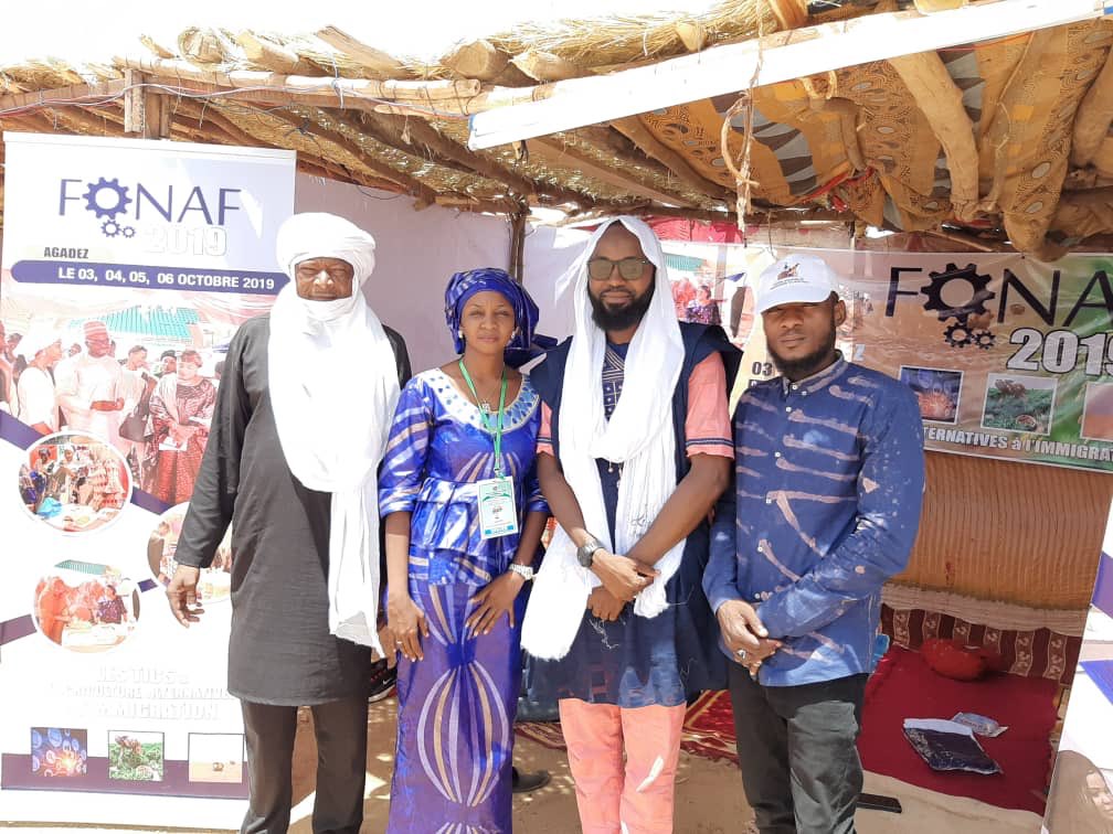VisitNiger's tweet photo. #CureSalee Visite de notre DG @AnafiSouleymane au stand du @FONAF5 
Le Centre @VisitNiger disponible pour tous les entrepreneurs culturels et promoteurs d’événements professionnels 🇳🇪🌍 https://t.co/KIh3Eu6JlY