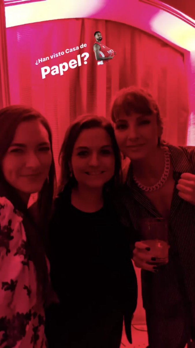 NajwaNimriBR's tweet photo. A sorte meu pai! Najwa com fãs ontem na #googleparty
Que que custa tu vir pro Brasil e ser dj em uma festa na minha cidade @Najwa_Nimri? https://t.co/wdRpf3vLRq
