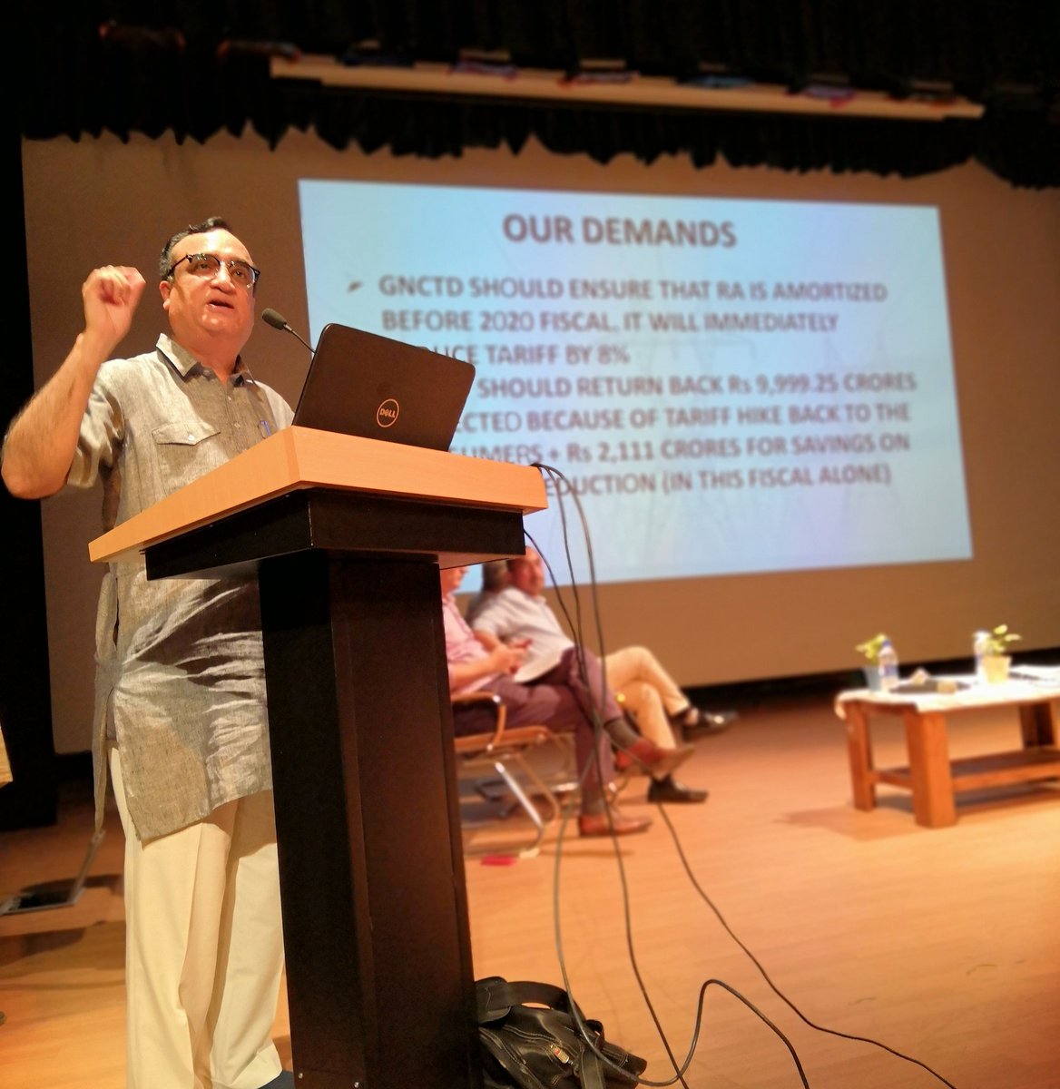 AIPC_SouthDelhi's tweet photo. "@ArvindKejriwal, the person who came to power on a brand of 'honesty', is UNABLE to explain why did his Gov. pay more than 8,000 Cr. Rs. of taxpayers' money to private companies," - .@ajaymaken during AIPC's interactive on power tariff in Delhi.
#AAPkaJhootaWada #UselessAAP https://t.co/ew34uSjz4C